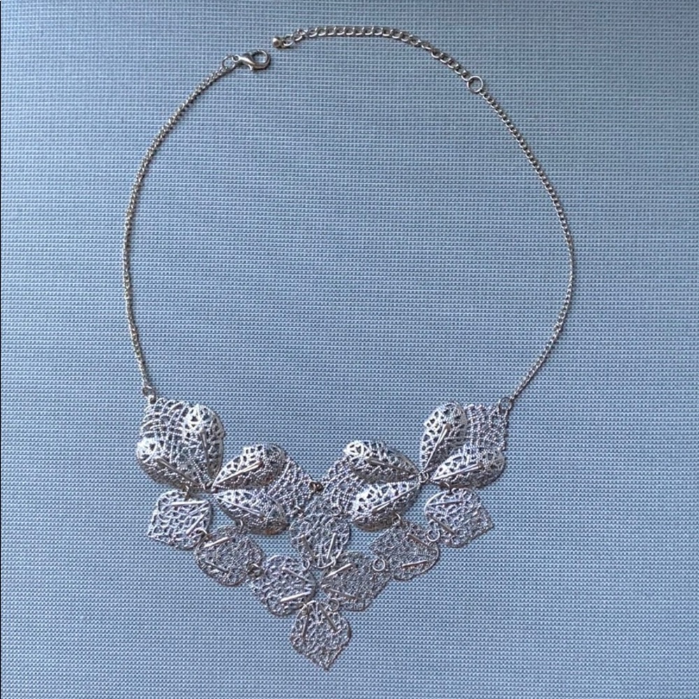 NWOT Silver leaf necklace